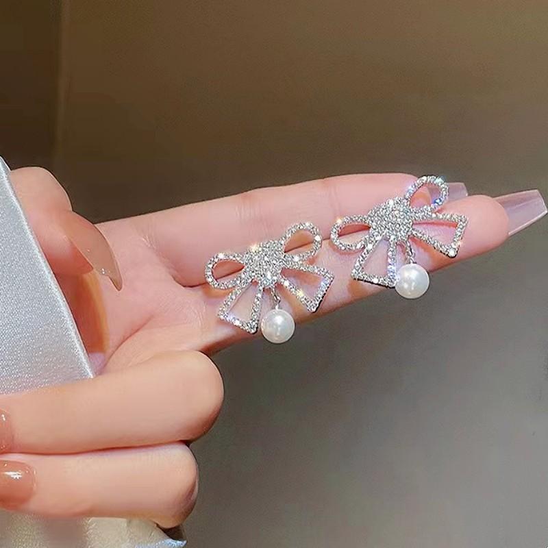 Fashion and elegance, atmospheric bow pearl earrings, women's design sense, versatile, exquisite stud earrings, sweet temperament, ear jewelry