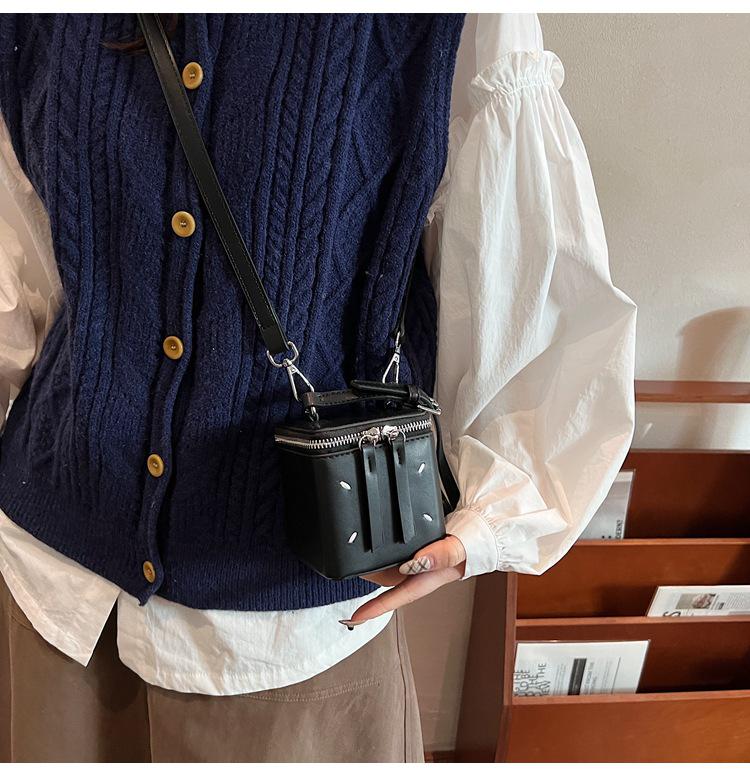 

2024 Женская универсальная квадратная сумка кроссбоди в корейском стиле - Простой, нишевый дизайн