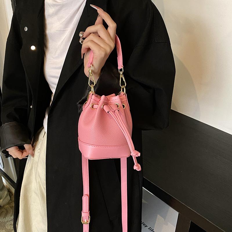 Este ano, a bolsa popular feminina 2025 nova versão coreana da moda bolsa de ombro com estampa de leopardo bolsa mensageiro portátil mini bolsa balde