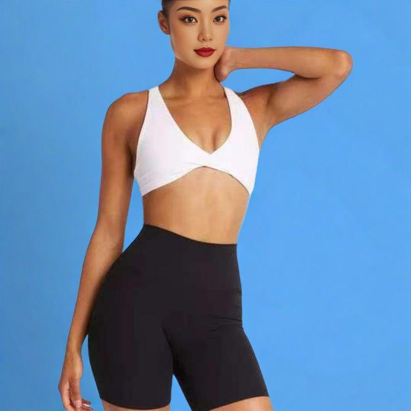 

Нюдовый комплект для йоги с перекрутом спереди: Ударопрочный спортивный бюстгальтер и шорты, подчеркивающие ягодицы Medium