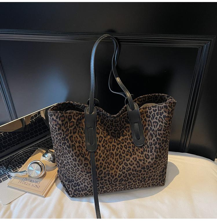 

Сумка большой вместимости с леопардовым принтом женская 2025 новая модная модная сумка через плечо персонализированная ins портативная сумка-тоут сумка для покупок темно-коричневого