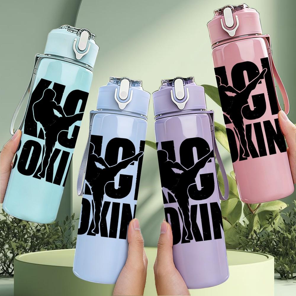 1PC Kick Boxing Sport Logo Print 750ml Color Plastic Sports Water Bottle Leakproof Flip Straw Lid Suitable for Sports Office Home Use