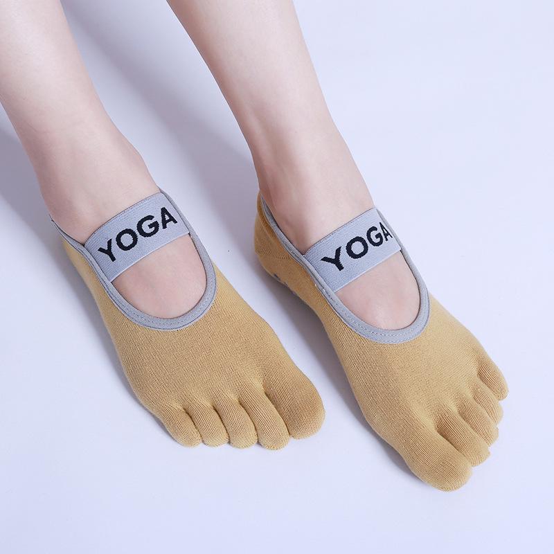 Anti-Odor Split-Toe Yoga Socks with Wide Straps, Gel Dots, and Five-Toe Design in Color-Blocked Combed Cotton