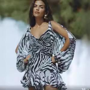 Mini Abito da Donna a Maniche Lunghe in Rete con Scollo a V e Volant Vita Alta Schiena Scoperta con Laccetti Slim Corto