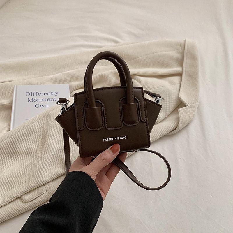 

Fashionable Girl Carrying A Handbag. Baby Mini Summer Shell Shoulder Bag. кавовий