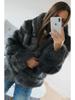 Cappotto da donna slim-fit di media lunghezza con cappuccio in ecopelliccia Autunno/Inverno 2025