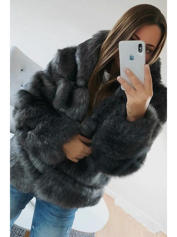 Cappotto da donna slim-fit di media lunghezza con cappuccio in ecopelliccia Autunno/Inverno 2025