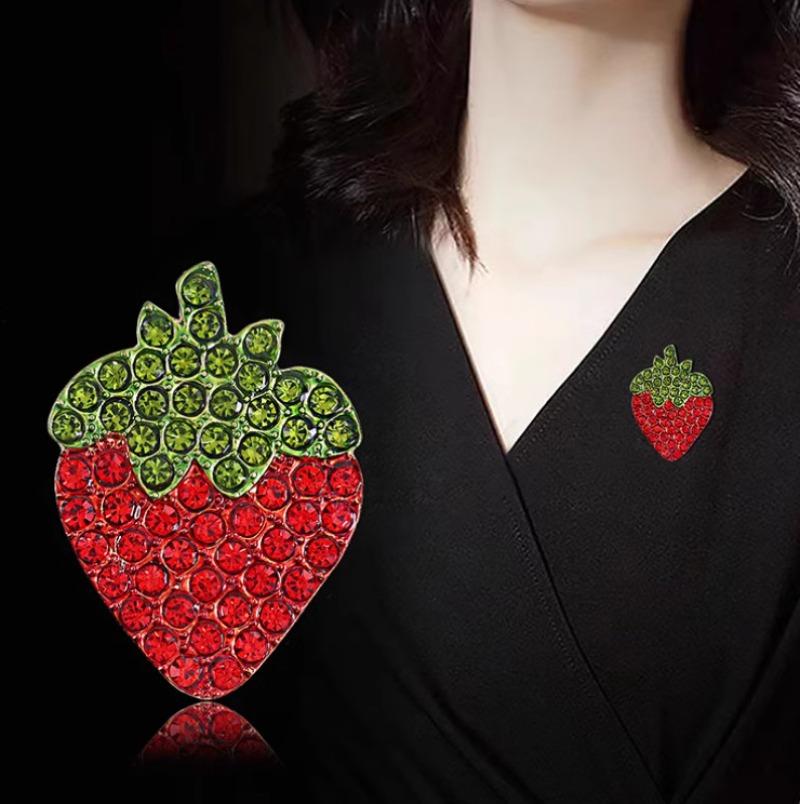 Charm Trend Strawberry Brooch Exquisite Personality Creative Fruit Pin Cute Jewelry Accessories Party Daily Decoration Gift