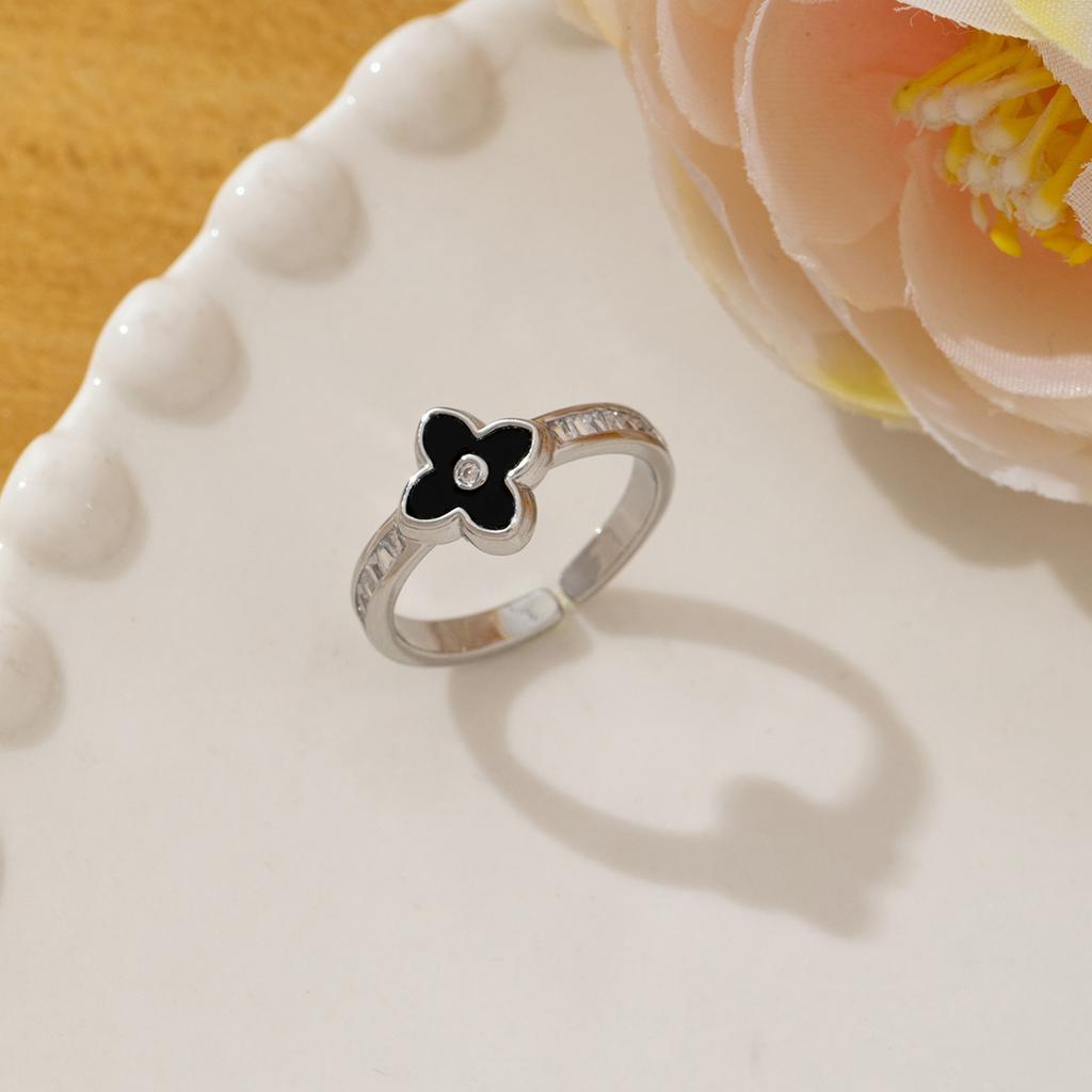 Four-Leaf Clover Ring Unique Shell-Shaped Band Lightly Luxurious and Fashionable Ring
