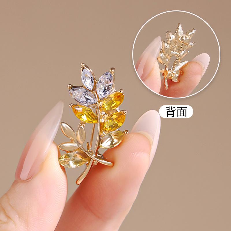 Super Flash Crystal Inlaid Yellow Wheat Ear Brooch, High-end Sense, Exquisite Wheat Ear Small Brooch Collar Buckle, Anti-light Fixing Pin