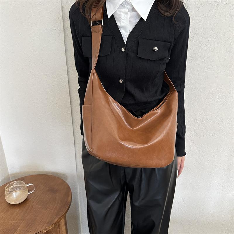 Stylish Vintage Fashion Shoulder Bag Large Capacity Tote Bag For Women In Black Brown And Light Brown