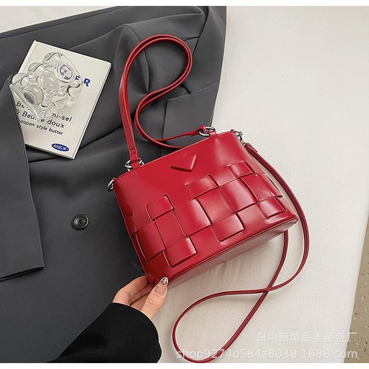

French vintage bucket bag autumn and winter new woven vegetable basket handbag classic versatile crossbody shoulder bag красный