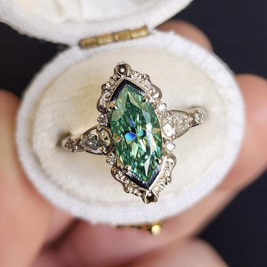 Luxury 2025 New Jewelry Alloy Inlaid Green Horse Eye Zircon Ring Ins European and American Women's Diamond Ring