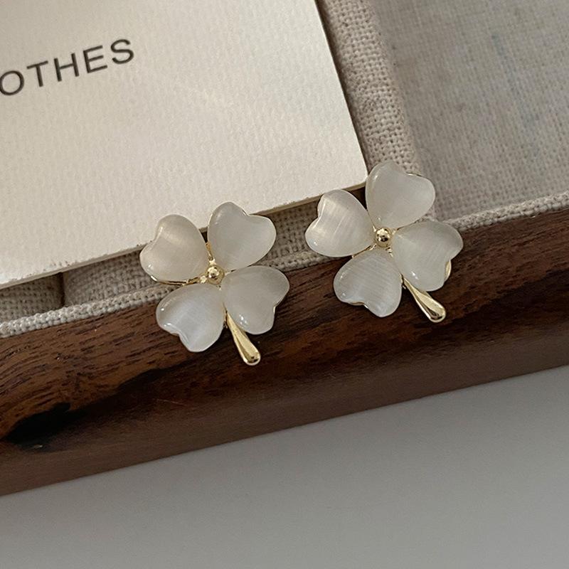Opal Four-Leaf Clover Stud Earrings, Japanese And Fresh Light Luxury Retro High-End Earrings, Women'S Fashion Versatile Earrings
