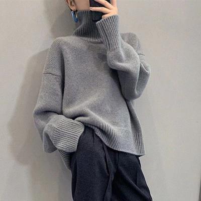 Lässiger und träger Stil einfarbiger unterer Strickpullover, der einen Retro-Einfarben-Rollkragenpullover für Damen trägt