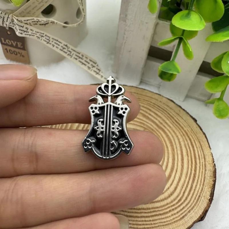 Anime Black Butler Ciel Phantomhive Sebastian Michaelis Broszki i Naszyjnik dla Mężczyzn Czarna Emaliowana Odznaka Biżuteria Cosplay