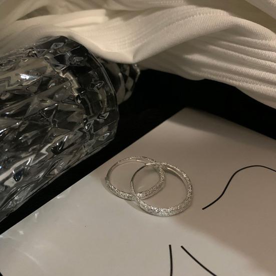 1 Pair Women Huggie Earrings Shimmering Surface Geometric Lightweight Small Earrings for