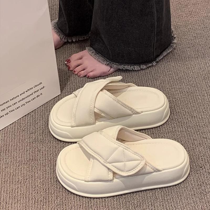 Schwarze Hausschuhe Damen tragen Plateausandalen im Sommer, neue Modelle im neuen Jahr, flache Sohle Ein-Wort-Slipper Muffin, lässige Sandalen Damen