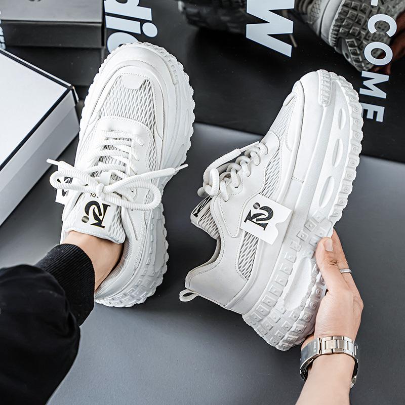 

Летняя мужская обувь новая дышащая сетчатая спортивная обувь мужская трендовая универсальная утолщенная подошва увеличивающая рост повседневная черная обувь 44