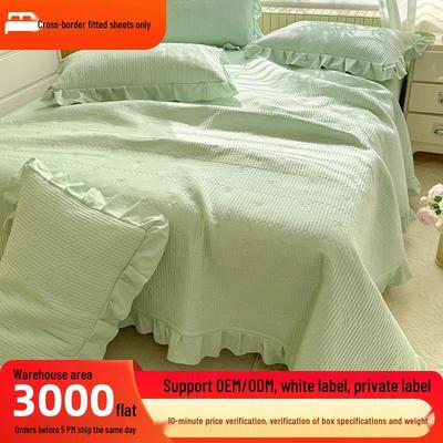 Set Copriletto Trapuntato in Cotone Lavato con Pizzo Coreano: Tre Pezzi Antiscivolo Monocolore per Tutte le Stagioni