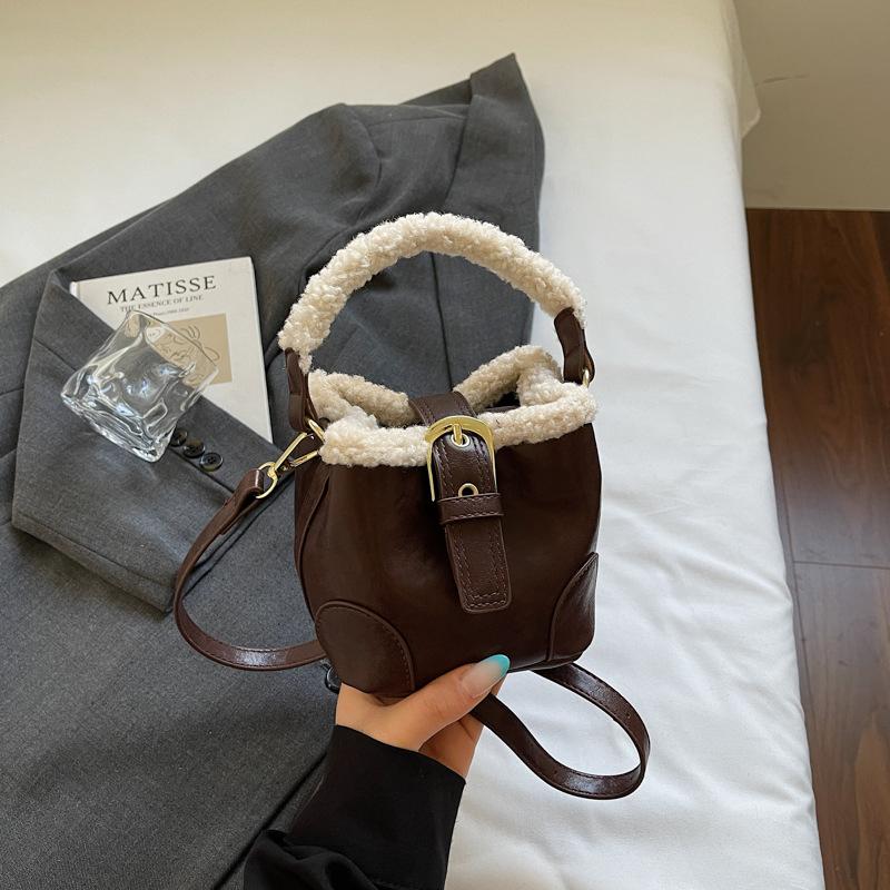 Winter new women's shoulder bag women's casual plush bag bucket bag Mao Mao portable messenger bag