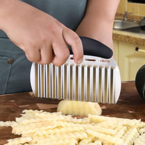 Stainless Steel Potato Cutter Crinkle Chopper for Vegetables Fruits Easy To Use Wavy Blade Design Ergonomic Handle French Fry Slicer for Carrot