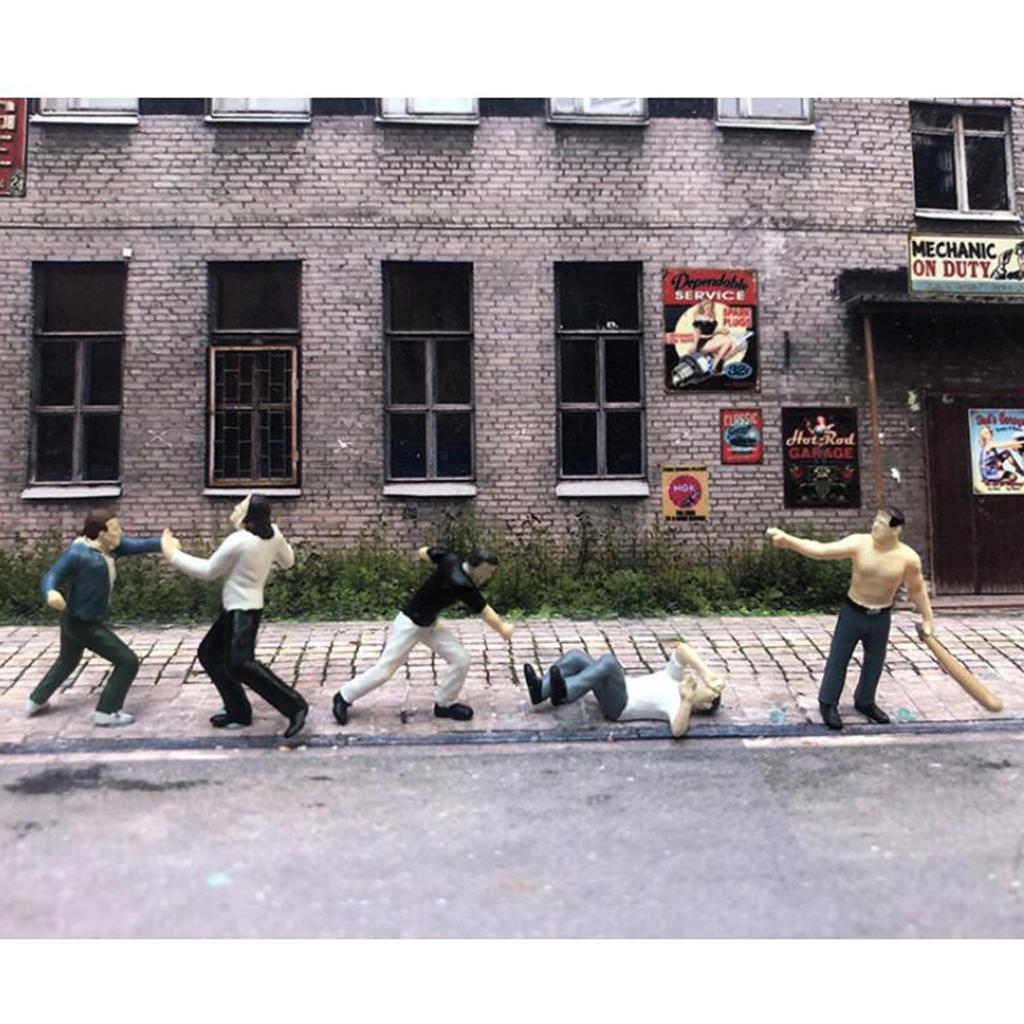 1:64 Mini People Figurines Model Outdoor Attack Against Bad Guys Scene Architectural Plastic