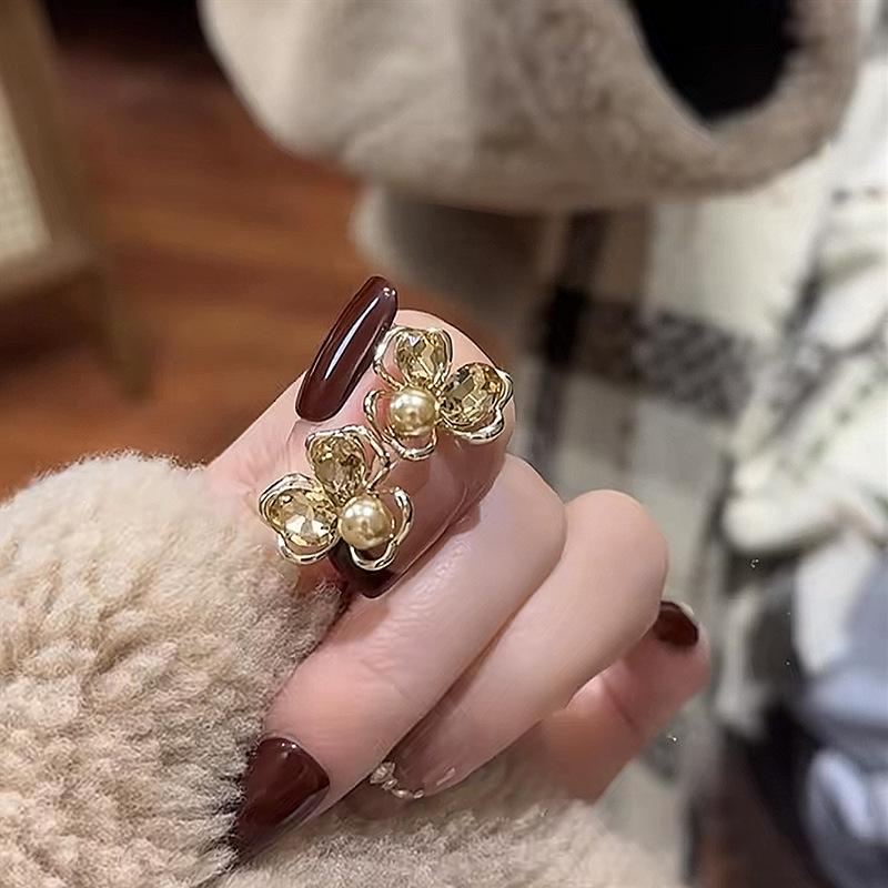 Elegant Imitation Pearl and Diamond-Studded Earrings for Women