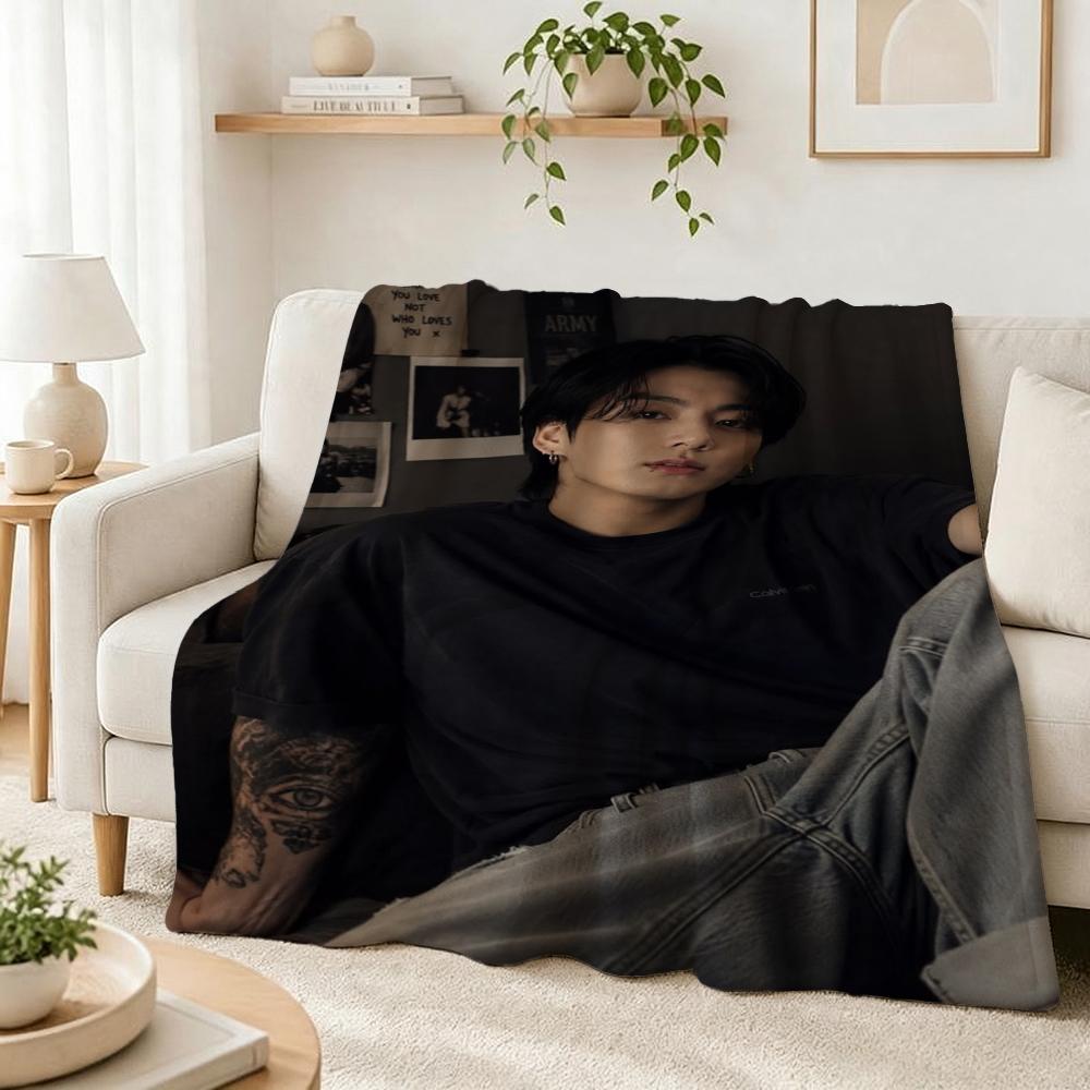 Moody Portrait Idol Pattern Blanket Machine Washable Fleece Blanket For Living Room Sofa Bedroom Bed Lightweight Home Decor Great Holiday Gift