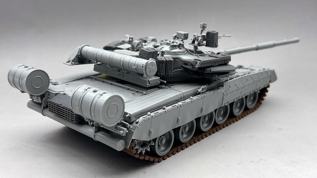 Amusing Hobby 1/35 T-80UM-2 Plastic Model AMH35A068 (Tank)