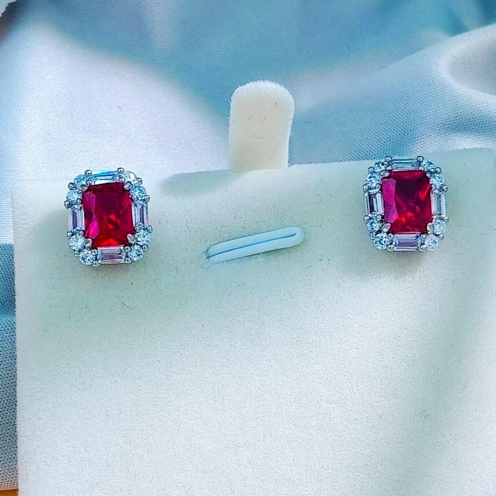 Zestaw biżuterii z czerwonego korundu Xiaohongshu: Naszyjnik z wisiorkiem, Kolczyki i Pierścionek