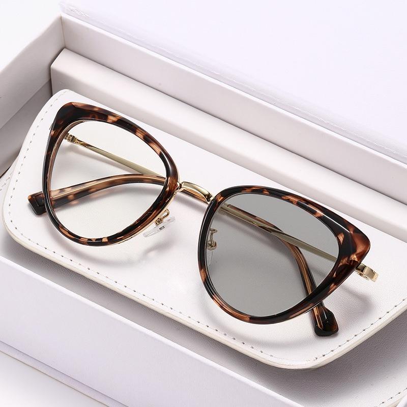 Europäische und Amerikanische Katzenauge Metallrahmen Photochrome Myopiebrillen Modische Anti-Blaulicht Photochrome Myopiebrillen