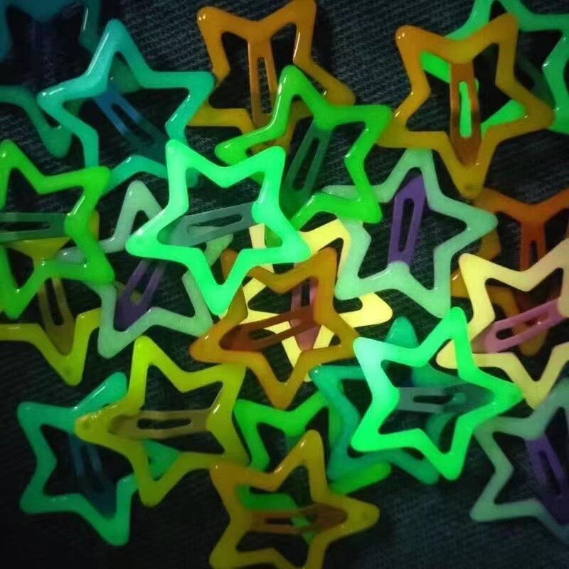 Y2K Star Hair Clips: Cute Five-Pointed Star Accessories for Kids' Side Bangs.