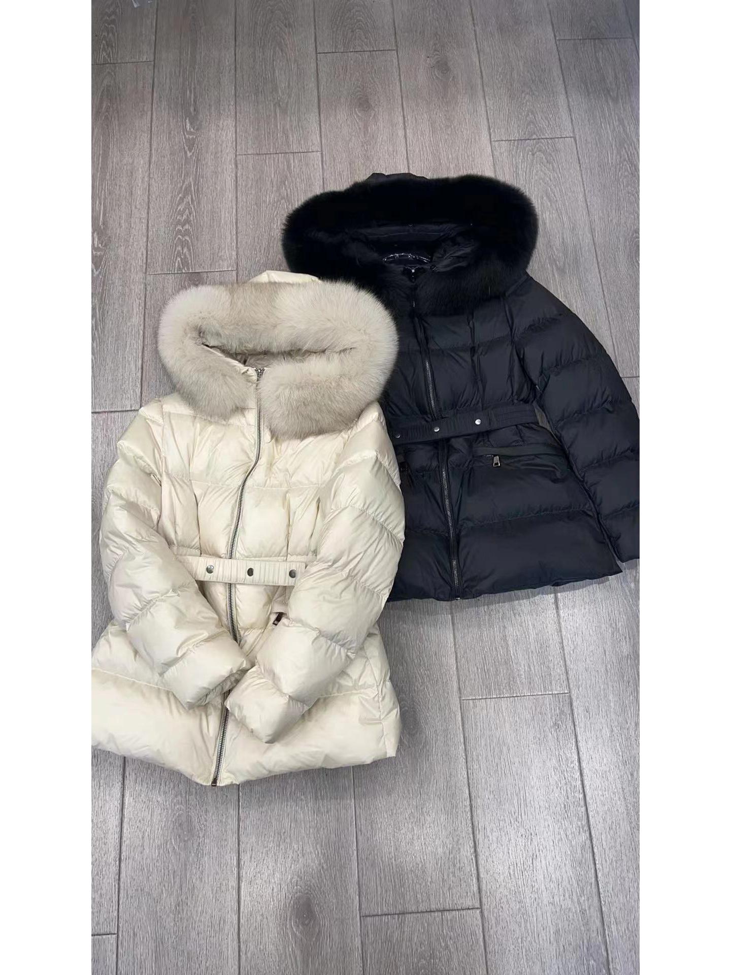 

Женская куртка с капюшоном в европейском стиле зимы 2025 года, на белом утином пуху, с меховым воротником, приталенного короткого дизайна Black with Black Fox Fur Collar