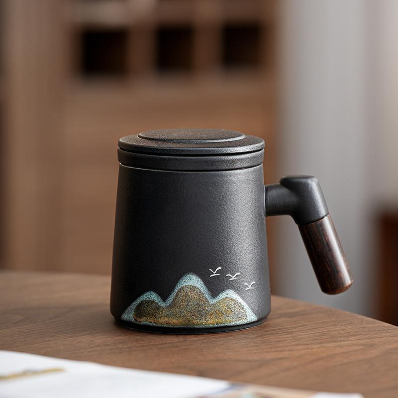 The Company Gives Gifts, Coarse Pottery, Green Mountains, Flying Birds, Ceramic Mugs, and Office Teacups with Lids.