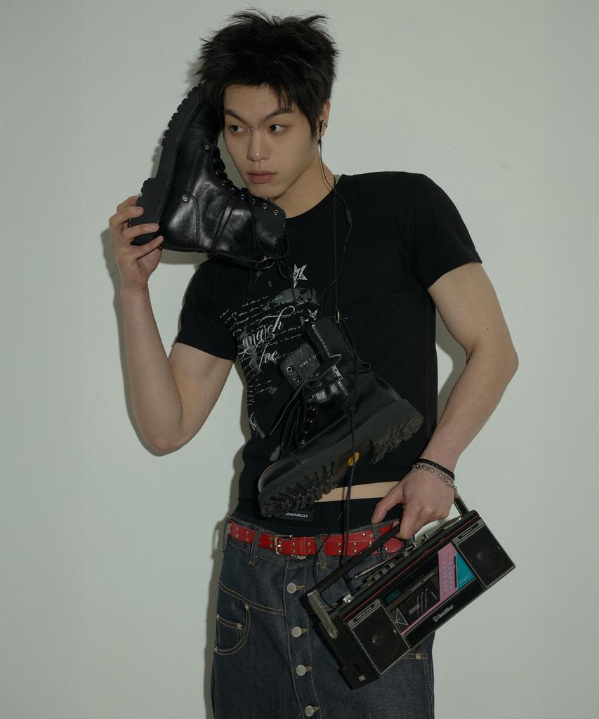 LANARCHIVE [0096] Star Feather Graphic Slim T-Shirt - Black