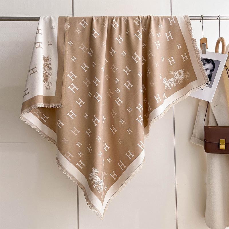 

Шарф женский с буквами большой квадратный шарф премиум утолщенный теплый внешний плащ высокого класса подарочная шаль 130*130 хаки