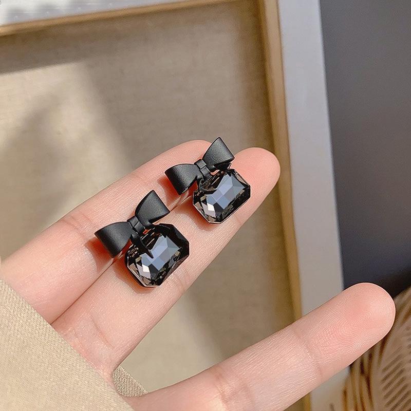 

Серьги-пусеты из серебра 925 пробы с черным бантом и кристаллами - Элегантный, минималистичный дизайн для женщин