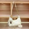 Knödelförmige Umhängetasche mit einem Unterarmgurt, Eine hochwertige und Nischen-Damen-Crossbody-Tasche
