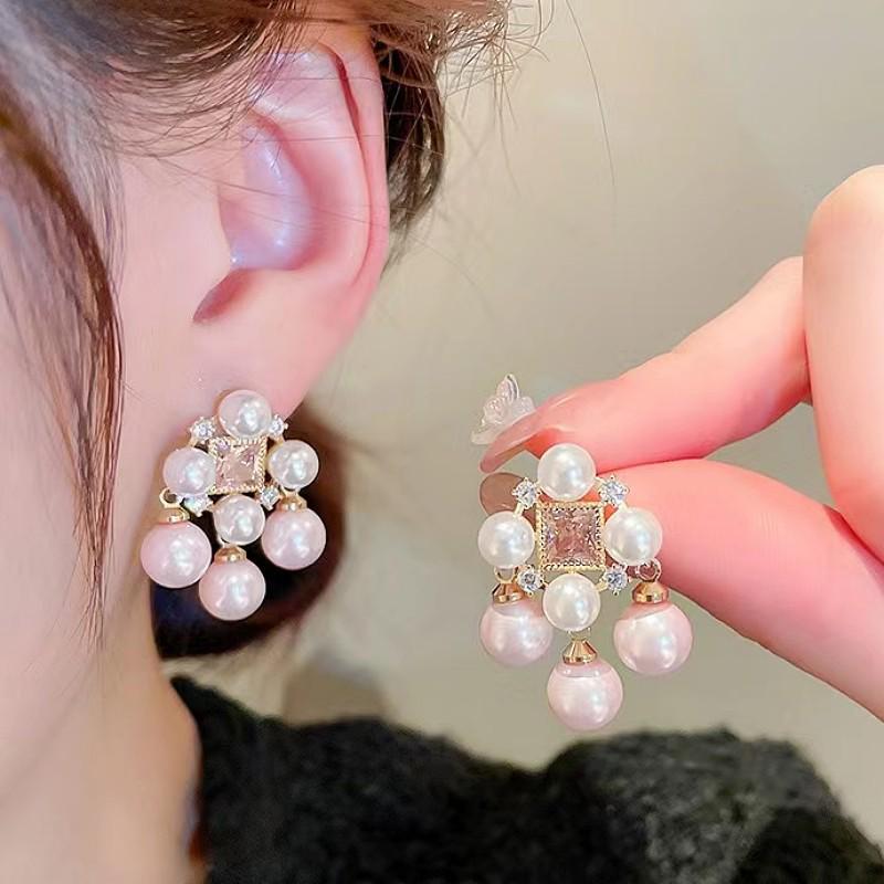 Elegant Retro Pearl & Zirconia Earrings with Diamond Accents розовый