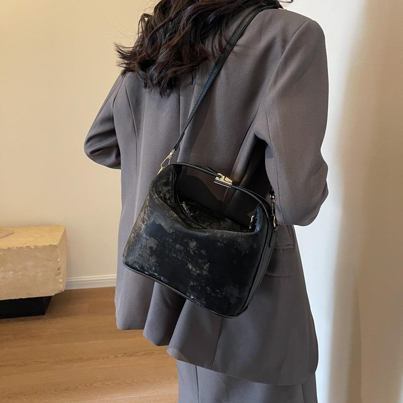 

2025 новая ретро высококлассная портативная модная сумка женская сумка-пельмень через плечо корейская версия повседневная сумка-мессенджер 22*13*12 чёрный