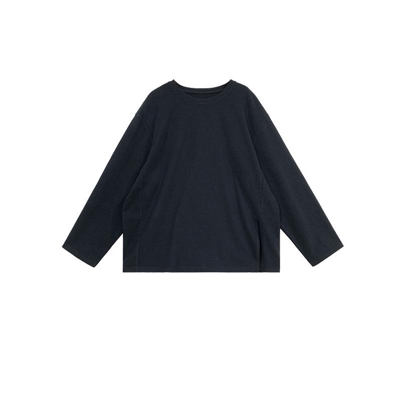 

Женская футболка свободного покроя из хлопка белого цвета с длинными рукавами и разрезом по низу - осенний свободный крой