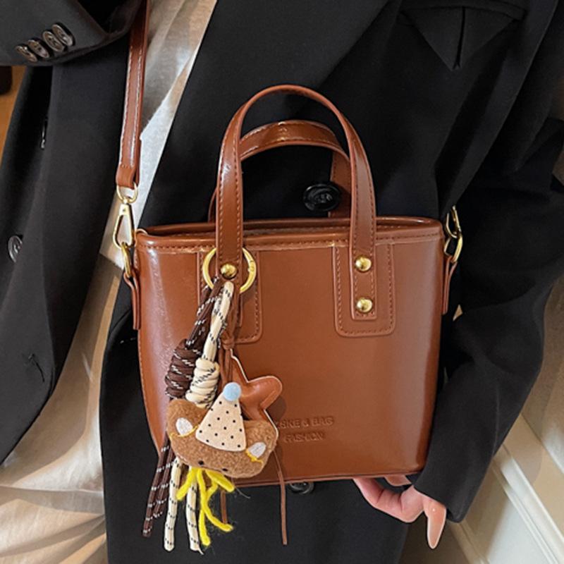Hand Carrying Retro Casual Bucket Bag Women's 2025 Autumn New Trendy Fashion Shoulder Bag Korean Version of High-value Women's Bag