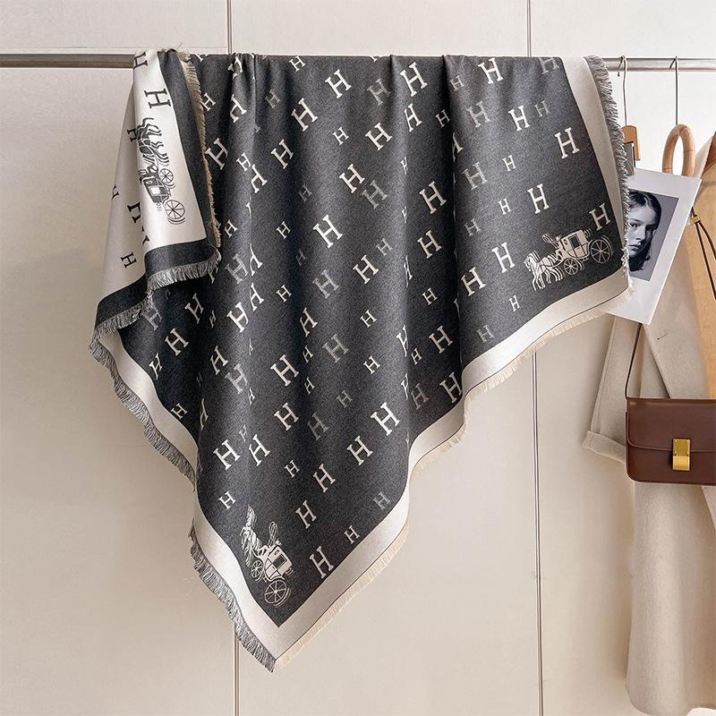 

Шарф женский с буквами большой квадратный шарф премиум утолщенный теплый внешний плащ высокого класса подарочная шаль 130*130 серый