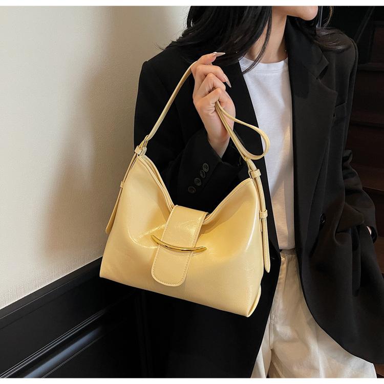 Simple and Versatile Bag Women's Large-capacity New Summer Casual Shoulder Messenger Bag Commuter Dumpling Bag