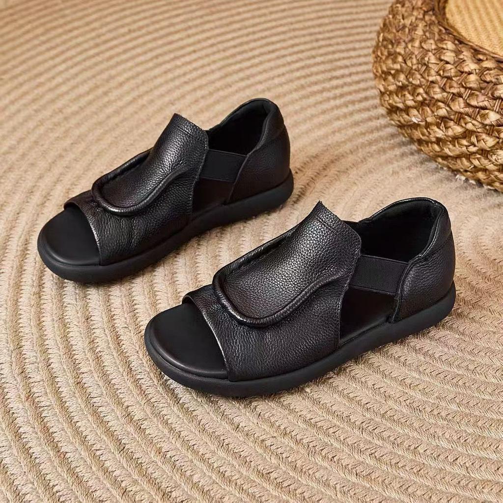 Enkle og allsidige sandaler med flat såle dame skinn 2025 sommer ny mykt skinn hul romersk sandal med åpen tå elastisk bånd