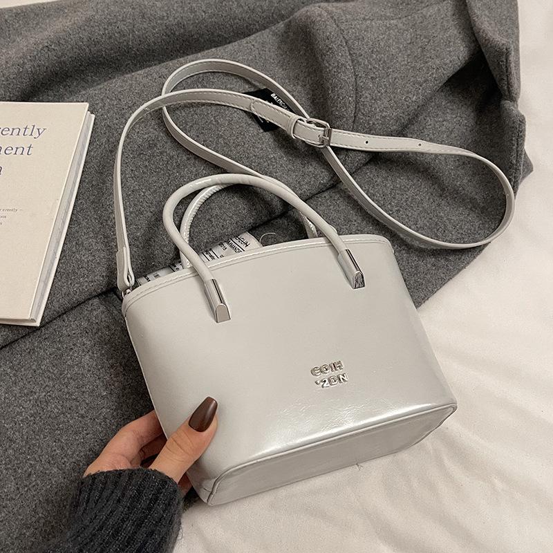 

This year, it is popular, fashionable and high-quality portable bucket bags, versatile commuting bags, simple foreign style, and solid color messenge