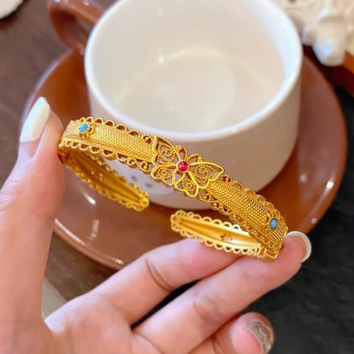 Древний позолоченный браслет-бабочка с гравировкой, эмалью и матовой текстурой