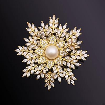 Spilla Fiocco di Neve Brillante, Elegante Spilla con Perle, Spilla di Lusso Leggero e Design di Nicchia