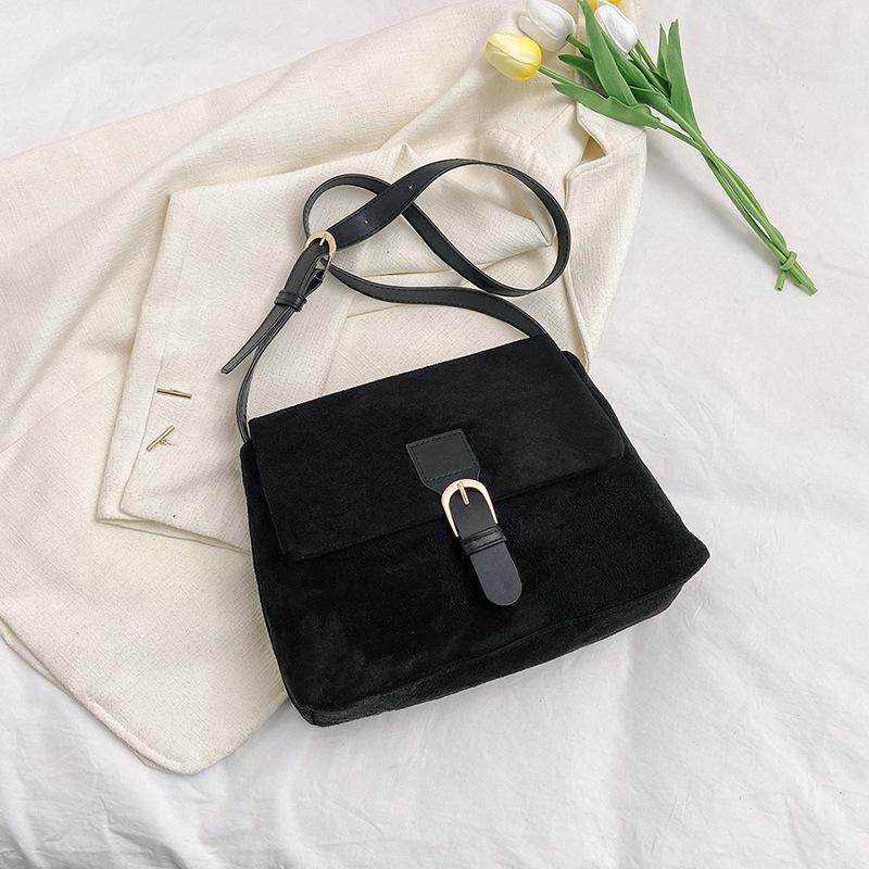 

Retro matte texture small bag women s 2025 spring new versatile ins shoulder messenger bag work commuter bag чорний
